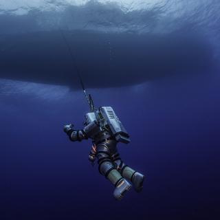 Une photo publiée par le Ministère grec de la Culture le 09 octobre 2014 montre un plongeur portant une Exosuit robotique sur le site d'une exploration sous-marine près de l'île d'Antikythera, au centre de la mer Égée, en Grèce.