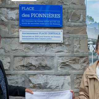 Le syndic Grégoire Junod et la conseillère municipale Florence Germond ont dévoilé la nouvelle plaque de la place des Pionnières, le 30 septembre 2023.