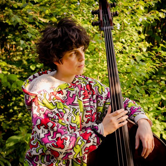La contrebassiste et bassiste lausannoise Louise Knobil.