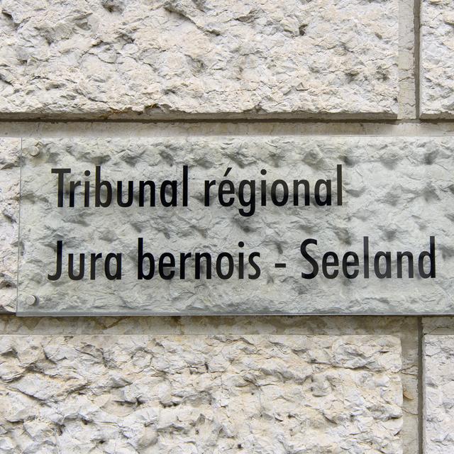 Le Tribunal régional Jura bernois-Seeland a condamné l'homme à 20 ans de prison pour l'assassinat de son épouse.