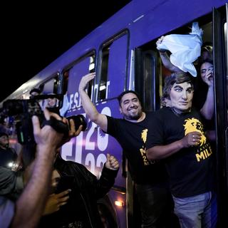 Les partisans du candidat à la présidentielle argentine Javier Milei célèbrent son élection réussie devant le candidat péroniste de centre-gauche Sergio Massa.