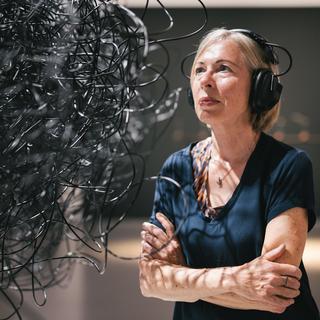 L'artiste Christina Kubitsch devant son oeuvre Cloud 2017 lors de Ars Electronica à Berlin.