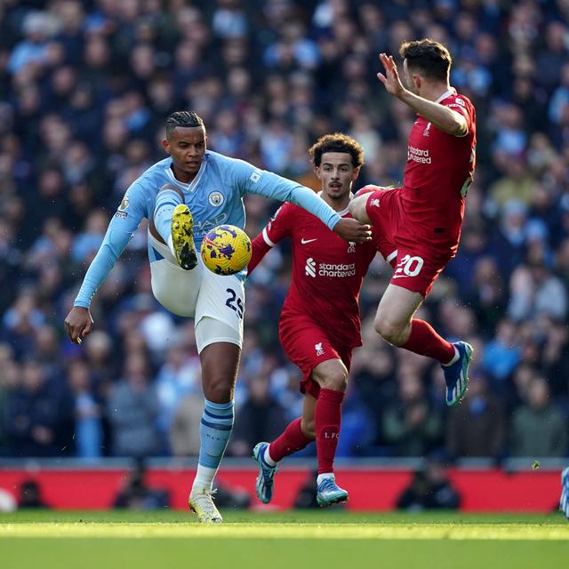 Face à Liverpool, Manuel Akanji (à gauche) et Manchester City ont perdu leurs premiers points de la saison à domicile.