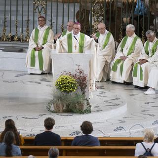 L'abbé d'Einsiedeln Urban Federer devant des fidèles lors d'une messe dans le cadre de la Conférence des évêques suisses, le mardi 19 septembre 2023 à Saint-Gall.