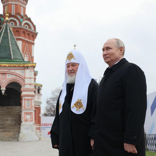 Le président russe Vladimir Poutine et le Patriarche orthodoxe russe Cyrille de Moscou et de toute les Russies lors d'un fête nationaliste russe d'origine tsariste, le 4 novembre 2023.