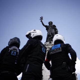 Des policiers sur la Place de la République à Paris, lors d'une manifestation de la famille Traoré contre les violences policières censurée par la préfecture.