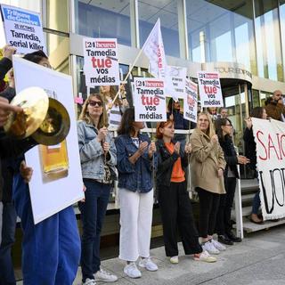 Quelque 70 collaborateurs de Tamedia ont protesté à Lausanne contre la restructuration en Romandie.