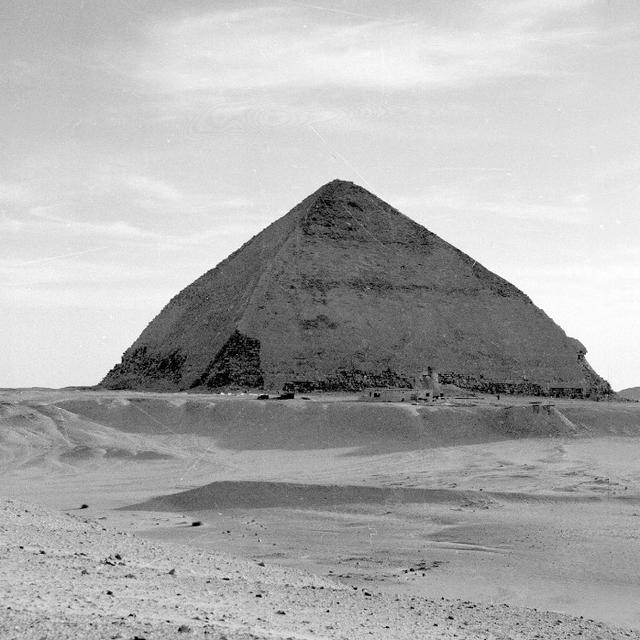 La pyramide rhomboïdale.