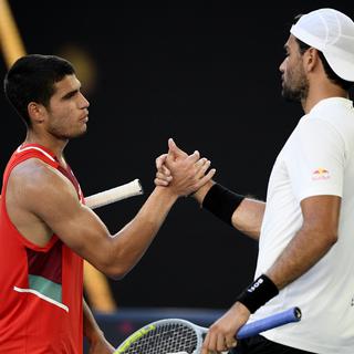 Le joueur de tennis italien Matteo Berrettini (droite) affrontera le numéro 1 mondial espagnol Carlos Alcaraz (gauche) en quart de finale à Wimbledon.