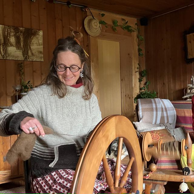 Martine Gerber confectionne des habits et bonnets avec de la laine provenant uniquement des pâturages Suisses.