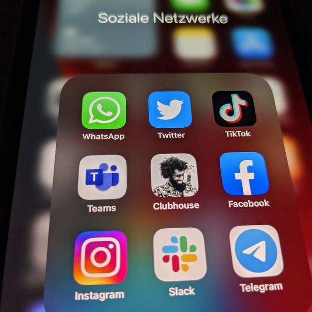 Les logos des plateformes de médias sociaux et des services de messagerie WhatsApp, Twitter, TikTok, Microsoft Teams, Clubhouse, Facebook, Instagram, Slack et Telegramm sont visibles sur un smartphone.