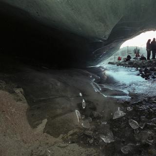 Une grotte glacière.