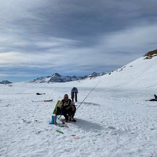 La pêche sur glace dans les Alpes tessinoises.