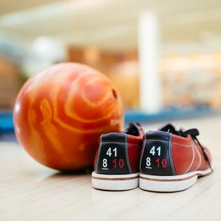Tout ce dont vous avez besoin pour le bowling est une paire de chaussures et une balle.
