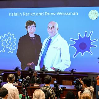 Les lauréats du Prix Nobel de médecine 2023: la biologiste hongroise Katalin Karikó et lʹimmunologiste américain Drew Weissman.