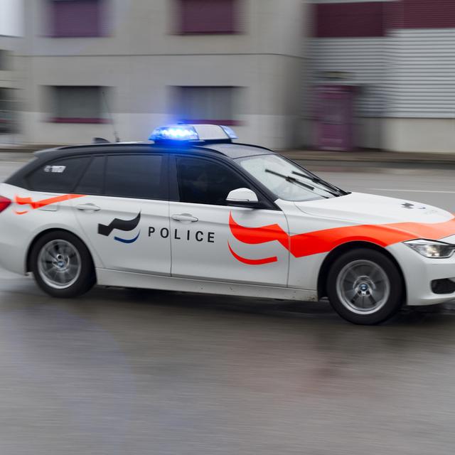 La police fribourgeoise ouvre une enquête pour homicide suite au décès d'un septuagénaire à Broc (FR).