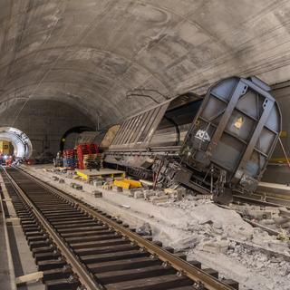 Des wagons de marchandises accidentés dans le tunnel de base du Gothard, lors d'une visite de presse sur le lieu de l'accident, le mercredi 6 septembre 2023 à Faido dans le canton du Tessin.