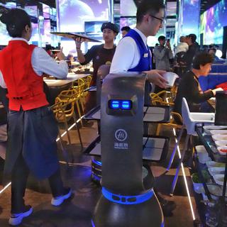 Un robot assure le service dans un restaurant de la chaîne Haidilao à Pékin en 2018.