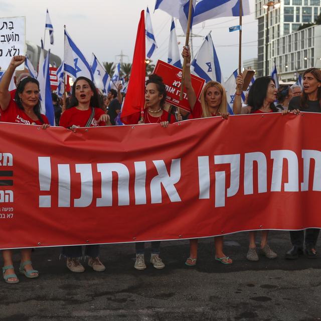 Des femmes manifestent contre la ségrégation de genre en Israël.