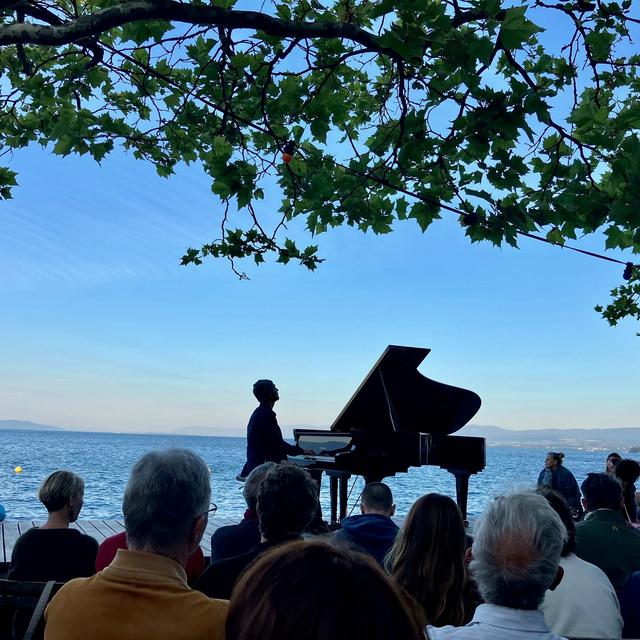 Le pianiste Shai Maestro lors de son concert de Musiques à l’aube, à Lausanne, le 24 juin 2023.