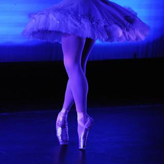 Une ballerine du Kyiv City ballet se produit sur scène (image d'illustration).