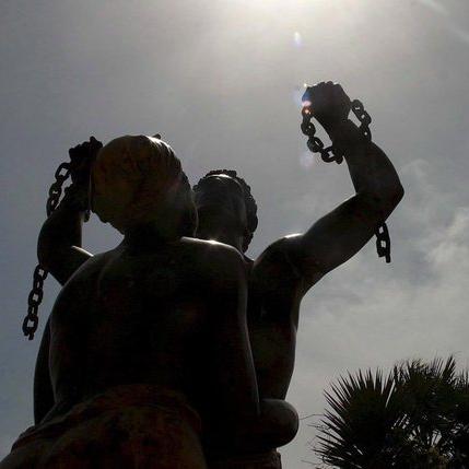 Statue célébrant l’abolition de l’esclavage sur l’île de Gorée, au large de Dakar, au Sénégal. Un lieu symbole de la mémoire de la traite négrière en Afrique, reconnu officiellement par l’ONU en 1978.
