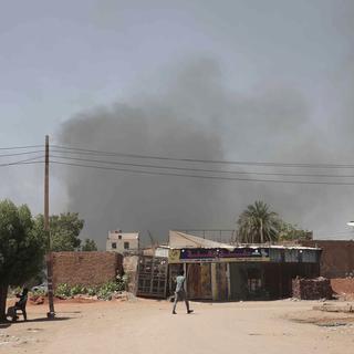 Au Soudan, les combats font rage et les appels aux armes se multiplient.