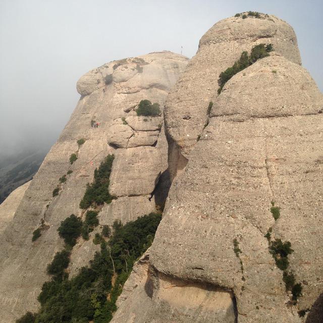 Le massif de Montserrat auréolé de brume et de mystère...