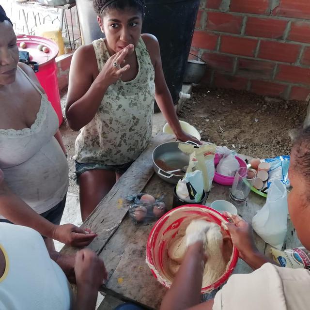 Des villageoises en pleine préparation de plats à base de fruits du guaimaro, Los Limites, Colombie
