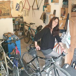 Julia réparatrice de vélo itinérante cofondatrice de Fix or Not to Fix à Bex