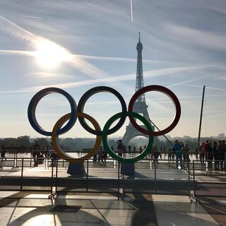 Symbole des Jeux Olympiques sur la place du Trocadéro, Paris.