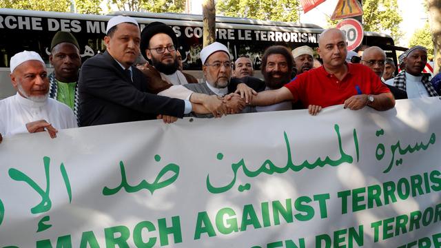 L'imam de Drancy, Hassen Chalghoumi (le troisième depuis la gauche) avec, notamment, l'écrivain Marek Halter (le cinquième depuis la droite). [AFP - FRANCOIS GUILLOT]