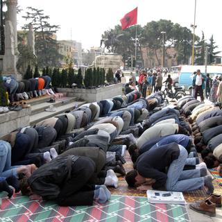 Musulmans d'Albanie en pleine prière. [AFP - Gent Shkullaku]