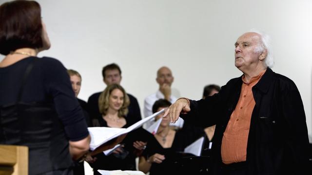 Michel Corboz dirige l'Ensemble Vocal de Lausanne dans l'église catholique de Payerne le samedi 5 septembre 2010 pendant la 16e Schubertiade d'Espace 2. [RTS - Alexandre Chatton]