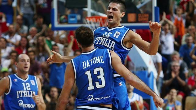 Légende-Italy's Andrea Cinciarini, right, and Luigi Datome react during a EuroBasket European Basketball Championship Group D match against Greece at the Bonifika Arena, in Koper, Slovenia, Sunday, Sept. 8, 2013. (AP Photo-Thanassis Stavrakis)-Datome Italia 184588790