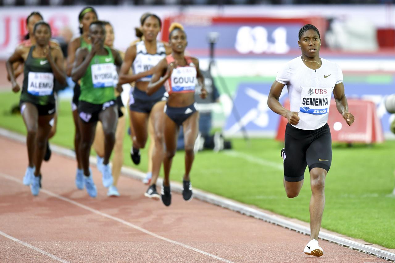 Depuis le 8 mai 2019, Semenya doit suivre un traitement hormonal si elle souhaite disputer sa distance fétiche, le 800m. A défaut, elle doit renoncer aux distances allant du 400m au mile, sur lesquelles son avantage hormonal serait trop important. [KEYSTONE - Walter Bieri]