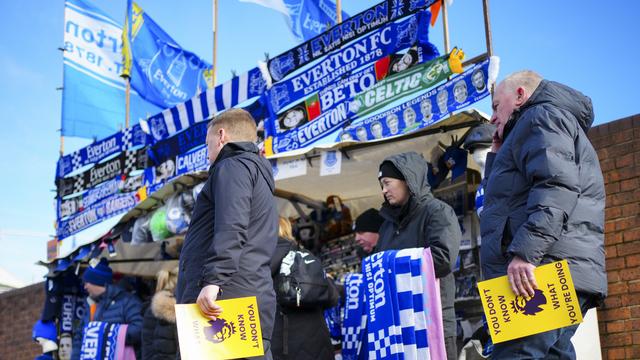 Les supporter d'Everton avaient fait éditer des tracts pour protester contre la décision lors de la rencontre face à Tottenham le 3 février. [KEYSTONE - AP Photo/Jon Super]